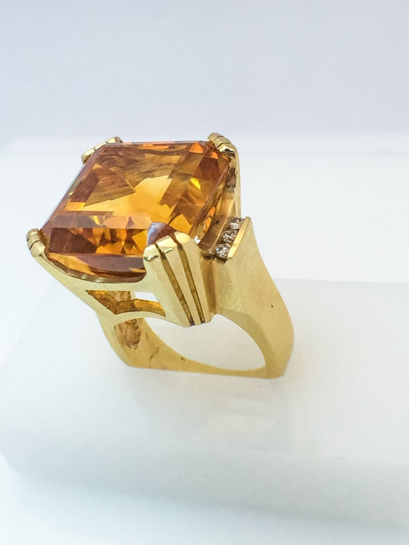 14K Yellow Gold Fashion Ring with Synthetic Alexandrite Center Stone